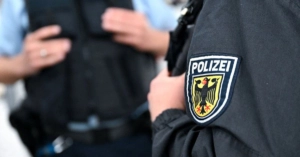 Nachbarschaft, Frau beißt Polizistin nach Angriff auf Zeugen Jehovas