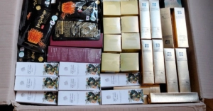 Überregional, Tausche Kippe gegen Erdnüsse: Krähen sammeln Zigarettenstummel ein