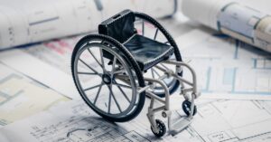 Die Wohnung fit fürs Alter machen: Rechtzeitig umbauen, um später zu Hause auch noch mit dem Rollstuhl klarzukommen, raten Experten.
