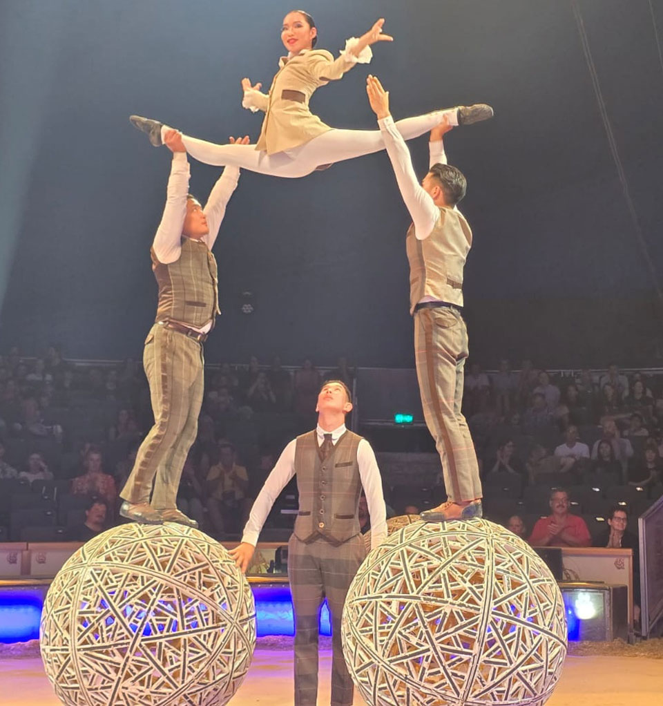 Hoch hinaus: Mit beeindruckender Balance und akrobatischem Können zeigen diese Artisten vom Circus Krone spektakuläre Figuren auf rollenden Kugeln.