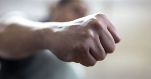 Lindau, Kellner in Lindauer Café schlägt Gast mit der Faust gegen den Kopf