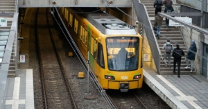 Überregional, Frau ohne Ticket reißt Kontrolleurin an den Haaren