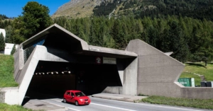 Überregional, Betrunkener Biker überholt dutzende Autos im Gotthardtunnel