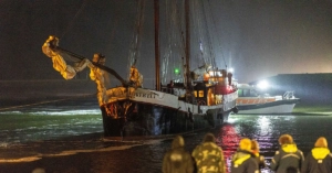 Überregional, Segelschiff prallt gegen Frachter: Fünf deutsche Schüler verletzt