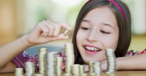 Überregional, Vom Sparschwein zum ersten Fonds: 5 spielerische Wege, wie Ihre Enkel den Umgang mit Geld lernen