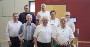 Der Kreisseniorenrat mit Landrat Stefan Bär. V.l.n.r.: Josef Bär, Oliver Butsch (Stellvertretender Vorsitzender des Kreisseniorenrats), Rainer Häusler, Sozialdezernent Bernd Mager, Anton Stier (1. Vorsitzender des Kreisseniorenrats), Susanne Lippert, Landrat Stefan Bär, Helene Kellner (Kassiererin)
