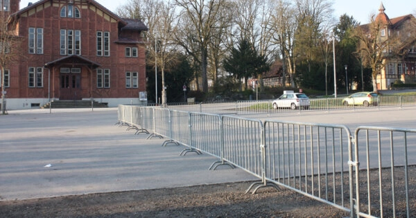 Als provisorische Maßnahme gegen die Biberacher Autoposer wurden auf dem Gigelberg Absperrungen angebracht.