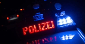 Friedrichshafen, Mann muss dringend pinkeln und hechtet aus fahrendem Auto