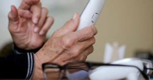 Nachbarschaft, Seniorin verliert mehr als 100.000 Euro an Telefonbetrüger
