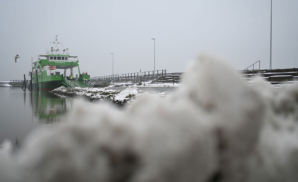 Das Fähr- und Frachtschiff Spiekeroog IV liegt im Hafen - wegen des Sturms werden viele Inseln nicht angefahren. (Foto: Lars Penning/dpa)