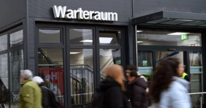 Überregional, Junger Mann gesteht Messerattacke am Bahnhof